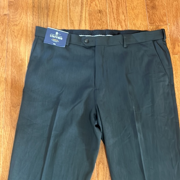 NWT MEN STAFFORD CLASSIC FIT FLAT FRONT DRESS PANTS IN DARK OLIVE IN SIZE 42x29 - Picture 2 of 10